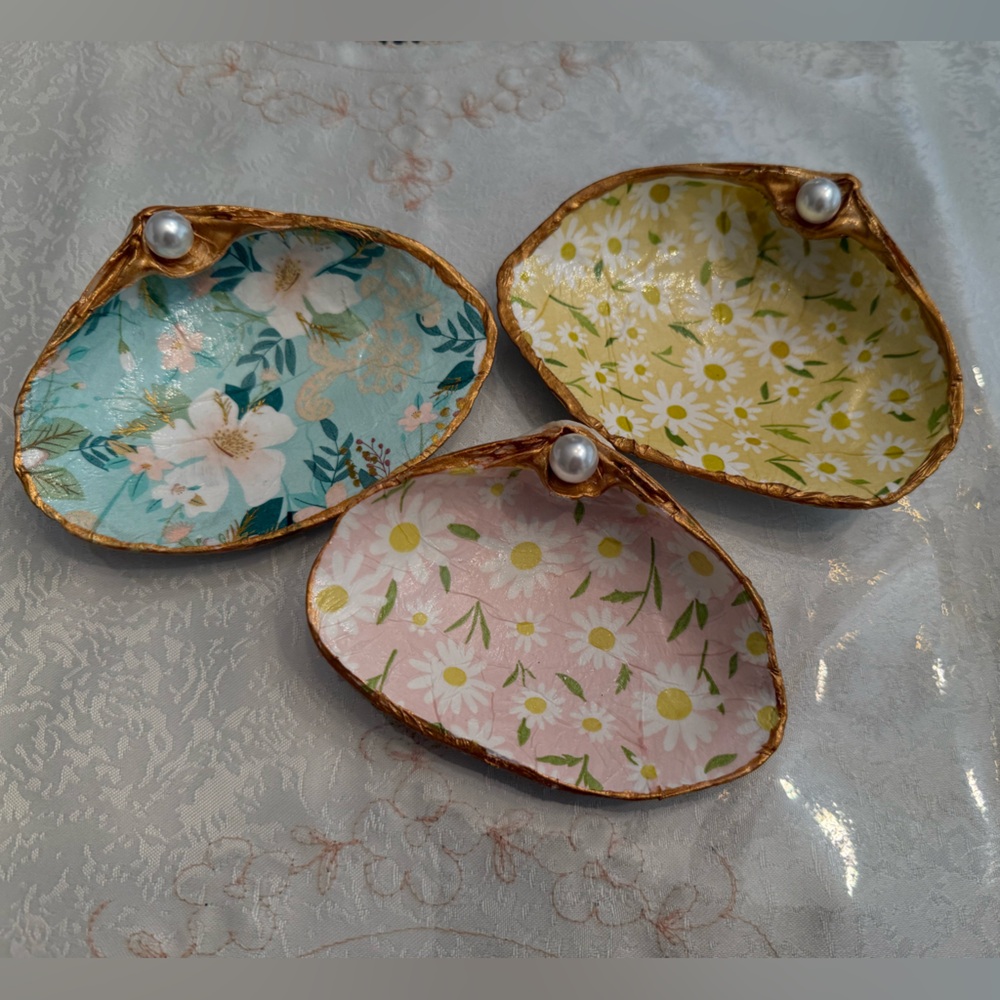 Floral Trinket Shell Dish with Pearl Accent